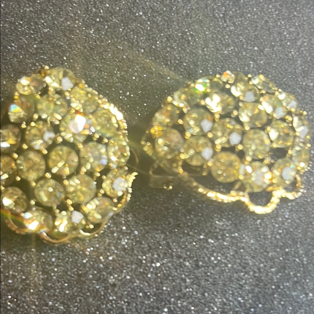Weiss vintage 1950’s Elegant rhinestones that sparkle Gold tone clip Earrings - Picture 6 of 15